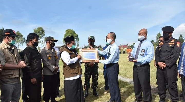 emerintah Kabupaten Bener Meriah terima Wajar Tanpa Pengecualian (WTP) dari Menteri Keuangan Republik Indonesia yang diserahkan oleh Kepala KPPN Takengon Rusli kepada Bupati Bener Meriah Tgk. H. Sarkawi.