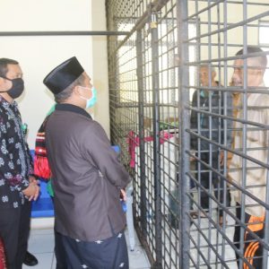 Bupati Bener Meriah Tgk. H. Sarkawi didampingi oleh Asisten II Abdul Muis, SE, MT dan Kabag Kesmas Setdakab Bener Meriah Edi Jaswin, S.KM, M.Si serta beberapa Kepala SKPK mengunjungi Pasien Orang Dengan Gangguan Jiwa (ODGJ) sekaligus menyerahkan bantuan di ruang bangsal umum pasien Gangguan Jiwa RSUD Munyang Kute