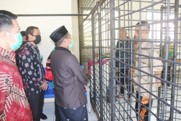 Bupati Bener Meriah Tgk. H. Sarkawi didampingi oleh Asisten II Abdul Muis, SE, MT dan Kabag Kesmas Setdakab Bener Meriah Edi Jaswin, S.KM, M.Si serta beberapa Kepala SKPK mengunjungi Pasien Orang Dengan Gangguan Jiwa (ODGJ) sekaligus menyerahkan bantuan di ruang bangsal umum pasien Gangguan Jiwa RSUD Munyang Kute