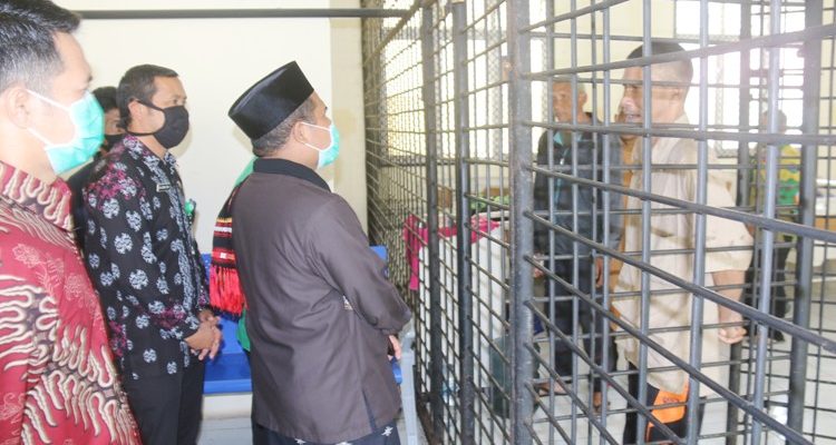 Bupati Bener Meriah Tgk. H. Sarkawi didampingi oleh Asisten II Abdul Muis, SE, MT dan Kabag Kesmas Setdakab Bener Meriah Edi Jaswin, S.KM, M.Si serta beberapa Kepala SKPK mengunjungi Pasien Orang Dengan Gangguan Jiwa (ODGJ) sekaligus menyerahkan bantuan di ruang bangsal umum pasien Gangguan Jiwa RSUD Munyang Kute