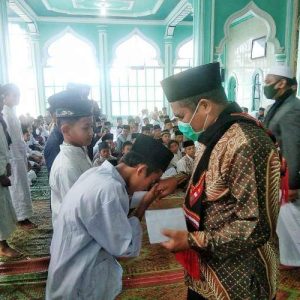 Bupati Bener Meriah hadiri acara Peringatan Mauilid Nabi Muhammad SAW 1441 H/Tahun 2020 M sekaligus santuini anak yatim, di Masjid Jami Ruhul, Kecamatan Bener Kelipah Dan sosialisasikan prokes Covid-19 sekaligus menyantuni anak yatim. Kamis 19/11/2020.