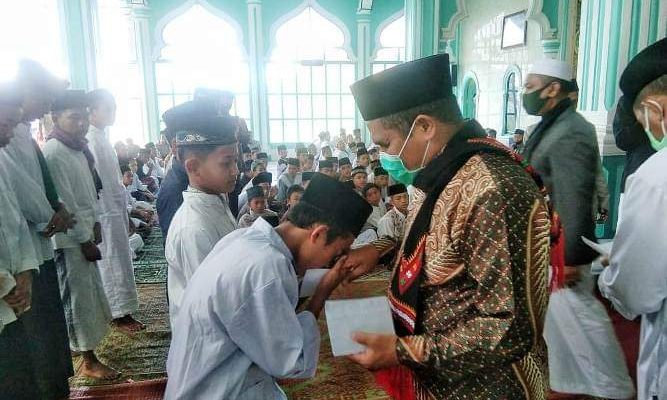 Bupati Bener Meriah hadiri acara Peringatan Mauilid Nabi Muhammad SAW 1441 H/Tahun 2020 M sekaligus santuini anak yatim, di Masjid Jami Ruhul, Kecamatan Bener Kelipah Dan sosialisasikan prokes Covid-19 sekaligus menyantuni anak yatim. Kamis 19/11/2020.