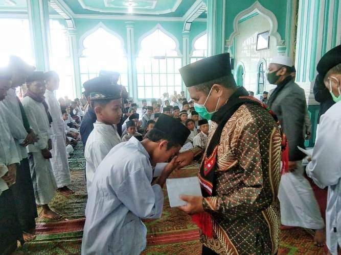 Bupati Bener Meriah hadiri acara Peringatan Mauilid Nabi Muhammad SAW 1441 H/Tahun 2020 M sekaligus santuini anak yatim, di Masjid Jami Ruhul, Kecamatan Bener Kelipah Dan sosialisasikan prokes Covid-19 sekaligus menyantuni anak yatim. Kamis 19/11/2020.