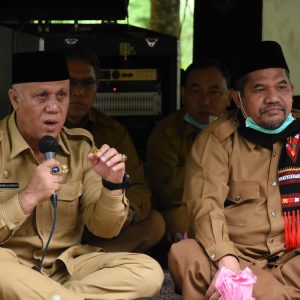 Bupati Aceh Tengah, Drs. Shabela Abubakar hadir sebagai pembicara dalam acara Diskusi Konsolidasi Perempuan Penjaga Sumber Daya Alam, di Kampung Damaran Baru Kecamatan Timang Gajah Kabupaten Bener Meriah, Selasa (17/11).