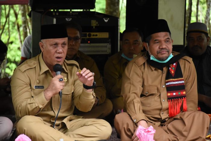 Bupati Aceh Tengah, Drs. Shabela Abubakar hadir sebagai pembicara dalam acara Diskusi Konsolidasi Perempuan Penjaga Sumber Daya Alam, di Kampung Damaran Baru Kecamatan Timang Gajah Kabupaten Bener Meriah, Selasa (17/11).