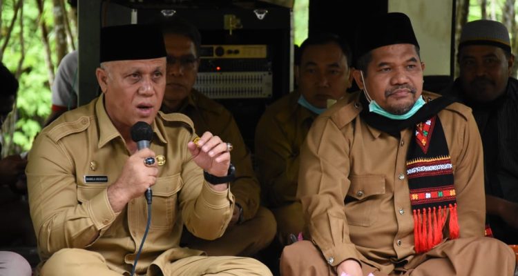 Bupati Aceh Tengah, Drs. Shabela Abubakar hadir sebagai pembicara dalam acara Diskusi Konsolidasi Perempuan Penjaga Sumber Daya Alam, di Kampung Damaran Baru Kecamatan Timang Gajah Kabupaten Bener Meriah, Selasa (17/11).