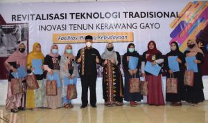 Bupati Drs Shabela Abubakar menutup kegiatan pelatihan inovasi Tenun Kerawang Gayo, kegiatan yang digagas oleh Sanggar Kute Dence tersebut, bertempat di Hotel Linge Land Jalan Yos Sudarsi, No.1001, Blang Kolak II, Bebesen, Takengon, Aceh Tengah, Selasa (17/11/2020).