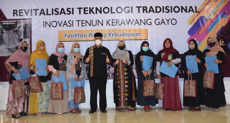 Bupati Drs Shabela Abubakar menutup kegiatan pelatihan inovasi Tenun Kerawang Gayo, kegiatan yang digagas oleh Sanggar Kute Dence tersebut, bertempat di Hotel Linge Land Jalan Yos Sudarsi, No.1001, Blang Kolak II, Bebesen, Takengon, Aceh Tengah, Selasa (17/11/2020).