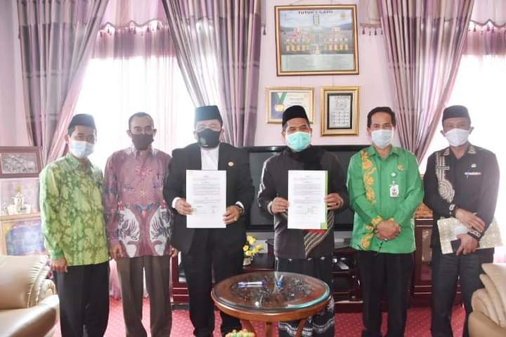 Bupati Bener Meriah Tgk.H.Sarkawi  didampingi Asisten II Abdul Muis. SE. MT menerima kunjungan Rektor UIN Ar-Raniry Banda Aceh Prof. Dr. H. Warul Walidin AK, MA beserta rombongan.