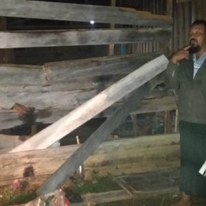 Kawanan gajah liar kembali berulah, kali ini gajah liar masuk ke pemukiman warga dan merusak satu unit rumah milik Erwin (40) warga Kampung Negeri Antara, Kecamatan Pintu Rime Gayo, Kabupaten Bener Meriah, Selasa malam pukul 21.00 Wib.