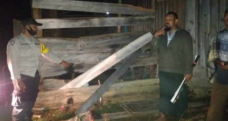 Kawanan gajah liar kembali berulah, kali ini gajah liar masuk ke pemukiman warga dan merusak satu unit rumah milik Erwin (40) warga Kampung Negeri Antara, Kecamatan Pintu Rime Gayo, Kabupaten Bener Meriah, Selasa malam pukul 21.00 Wib.