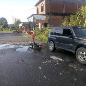 Jalan Lintas Samar Kilang di Kampung Purwosari, Kecamatan Bandar, Bener Meriah berlobang dan digenangi air sewaktu musim hujan. Jumat 06/11/2020.