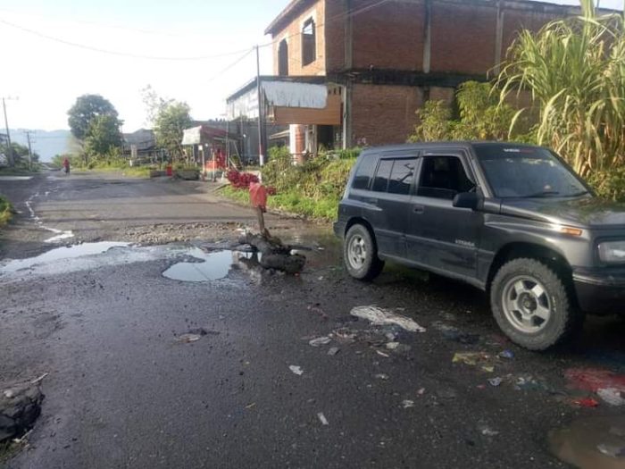 Jalan Lintas Samar Kilang di Kampung Purwosari, Kecamatan Bandar, Bener Meriah berlobang dan digenangi air sewaktu musim hujan. Jumat 06/11/2020.