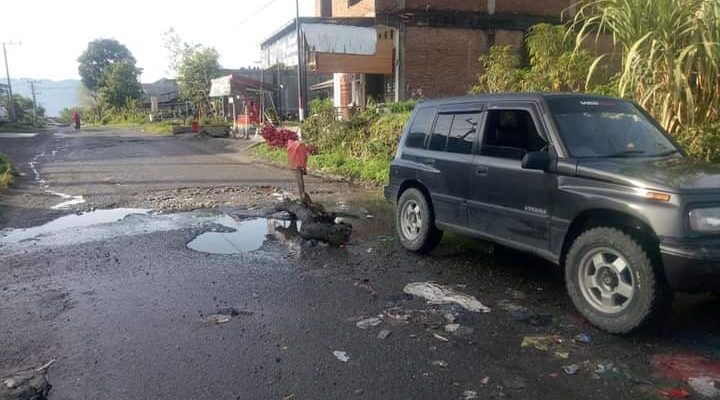 Jalan Lintas Samar Kilang di Kampung Purwosari, Kecamatan Bandar, Bener Meriah berlobang dan digenangi air sewaktu musim hujan. Jumat 06/11/2020.