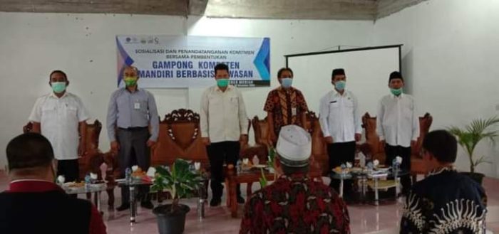 Sekretaris Daerah Bener Meriah Drs. Haili Yoga, M.Si membuka kegiatan sosialisasi dan penandatanganan komitmen bersama pembentukan Gampong Kompeten Mandiri Berbasis Kawasan, digelar di Aula UPTD BLK Disnakertran Pante Raya Kecamatan Wih Pesam. Rabu 18/11/2020.