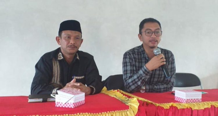 Kepala TK Se Bener Meriah, Kepala Dinas Pendidikan Sukur, S.Pd, M.Pd dan Ketua Tim Ahli Satgas Penanganan Covid-19 Rizki Wan Oktabina, M.Si. di Aula Dinas Pendidikan Serule Kayu. Kamis 04/11/2020