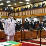 Menteri Dalam Negeri Republik Indonesia, Muhammad Tito Karnavian , saat melantik dan mengambil sumpah jabatan Nova Iriansyah sebagai Gubernur Aceh sisa masa jabatan 2017-2022 pada rapat Paripurna Istimewa DPRA, di Gedung Utama DPRA, Banda Aceh, Kamis (5/11/2020).