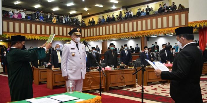 Menteri Dalam Negeri Republik Indonesia, Muhammad Tito Karnavian , saat melantik dan mengambil sumpah jabatan Nova Iriansyah sebagai Gubernur Aceh sisa masa jabatan 2017-2022 pada rapat Paripurna Istimewa DPRA, di Gedung Utama DPRA, Banda Aceh, Kamis (5/11/2020).