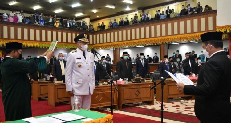 Menteri Dalam Negeri Republik Indonesia, Muhammad Tito Karnavian , saat melantik dan mengambil sumpah jabatan Nova Iriansyah sebagai Gubernur Aceh sisa masa jabatan 2017-2022 pada rapat Paripurna Istimewa DPRA, di Gedung Utama DPRA, Banda Aceh, Kamis (5/11/2020).