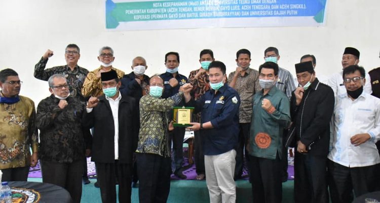 Pemerintah daerah Bener Meriah tandatangani nota kesepahaman dengan Universitas Tueku Umar (UTU) Meulaboh, Aceh Barat tentang kerjasama pendidikan, penelitian, pengabdian pengembangan ilmu pengetahuan dan teknologi serta pengembangansumber daya manusia, Jum'at (27-11-2020) di Aula Pendopo Bupati.