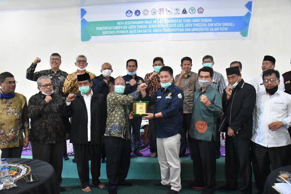 Pemerintah daerah Bener Meriah tandatangani nota kesepahaman dengan Universitas Tueku Umar (UTU) Meulaboh, Aceh Barat tentang kerjasama pendidikan, penelitian, pengabdian pengembangan ilmu pengetahuan dan teknologi serta pengembangansumber daya manusia, Jum'at (27-11-2020) di Aula Pendopo Bupati.