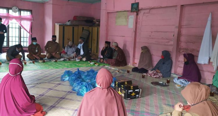 Asisten I Drs Muklis dan Kabag Kesmas serta Forkopimcam Bener Kelipah memberikan paket sembako kepada 20 orang penghuni Panti Jompo Darul Qudus, di Kampung Bener Kelipah Selatan. Selasa 24/11/2020