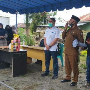 Disperindag Bener Meriah Sayutiman SE didampingi Camat Bener Kelipah Sahlan Suhada Lingga, Lc. MTh dan Kepala Bulog serta Kadis menggelar pasar murah di Kecamatan Bener Kelipah. Selasa 24/11/2020