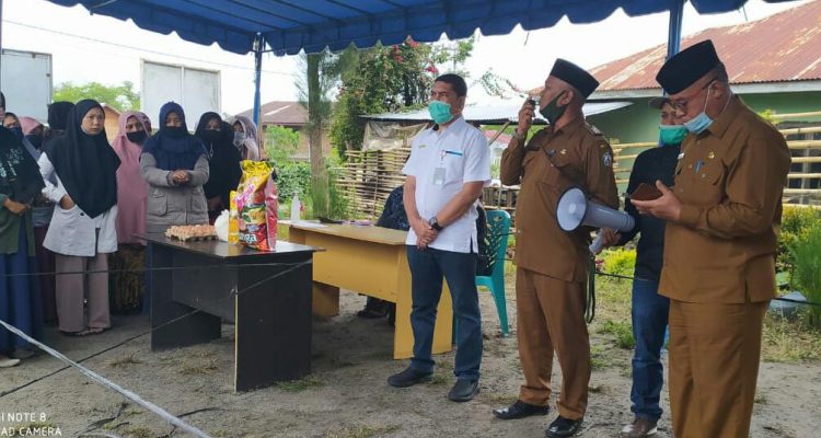 Disperindag Bener Meriah Sayutiman SE didampingi Camat Bener Kelipah Sahlan Suhada Lingga, Lc. MTh dan Kepala Bulog serta Kadis menggelar pasar murah di Kecamatan Bener Kelipah. Selasa 24/11/2020