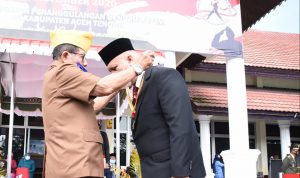 Bupati Aceh Tengah, Drs. Shabela Abubakar menerima penghargaan Bintang Legiun Veteran dari Legiun Veteran Republik Indonesia (LVRI).