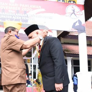 Bupati Aceh Tengah, Drs. Shabela Abubakar menerima penghargaan Bintang Legiun Veteran dari Legiun Veteran Republik Indonesia (LVRI).