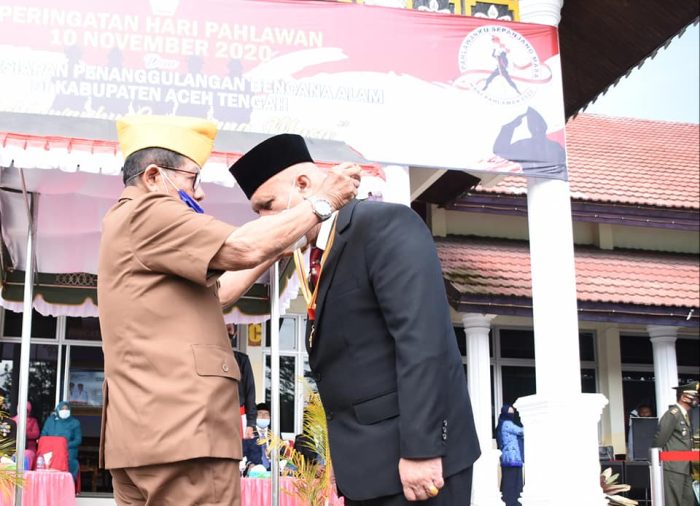 Bupati Aceh Tengah, Drs. Shabela Abubakar menerima penghargaan Bintang Legiun Veteran dari Legiun Veteran Republik Indonesia (LVRI).