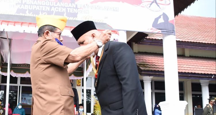 Bupati Aceh Tengah, Drs. Shabela Abubakar menerima penghargaan Bintang Legiun Veteran dari Legiun Veteran Republik Indonesia (LVRI).