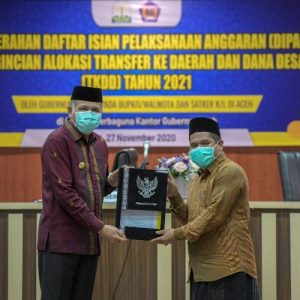 Bupati Bener Meriah Tgk. H. Sarkawi menerima Daftar Isian Pelaksanaan Anggaran (DIPA) dan Daftar Alokasi Transfer Ke Daerah dan Dana Desa (TKDD) Tahun Anggaran 2021 secara langsung dari Gubernur Aceh bertempat di Sekretariat Daerah Aceh.