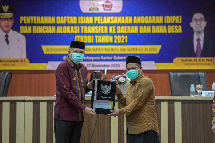 Bupati Bener Meriah Tgk. H. Sarkawi menerima Daftar Isian Pelaksanaan Anggaran (DIPA) dan Daftar Alokasi Transfer Ke Daerah dan Dana Desa (TKDD) Tahun Anggaran 2021 secara langsung dari Gubernur Aceh bertempat di Sekretariat Daerah Aceh.