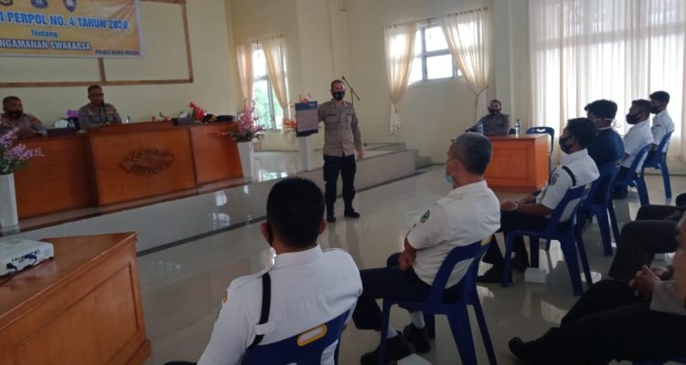 Tim Supervisi dari Binmas Polda Aceh yang dipimpin oleh Kasubdit Satpam Polsus AKBP M. Yusuf, S.i.Com, gelar sosialisasi Perpol No 4 Tahun 2020 tentang pengamanan swakarsa,di Aula Bhayangkara, Pante Raya, Wih Pesam. Rabu 18/11/2020.