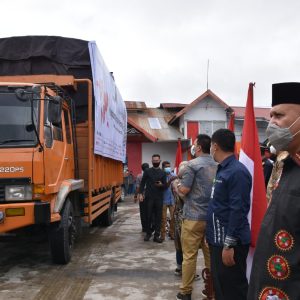 Bupati Aceh Tengah, Drs. Shabela Abubakar mendampingi Gubernur Aceh, Ir. Nova Iriansyah, MT lepas 4 kontainer kopi arabica Gayo milik Kopepi Ketiara dan KSU Permata Gayo ke manca negara, Kamis (03/12/2020) di Gudang Kopepi Ketiara Kampung Umang Kecamatan Bebesen Kabupaten Aceh Tengah.