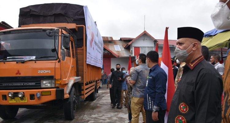 Bupati Aceh Tengah, Drs. Shabela Abubakar mendampingi Gubernur Aceh, Ir. Nova Iriansyah, MT lepas 4 kontainer kopi arabica Gayo milik Kopepi Ketiara dan KSU Permata Gayo ke manca negara, Kamis (03/12/2020) di Gudang Kopepi Ketiara Kampung Umang Kecamatan Bebesen Kabupaten Aceh Tengah.