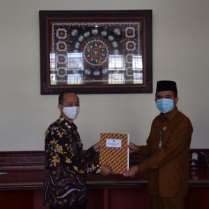 Kepala Kantor Kementerian Agama Kabupaten Bener Meriah menerima Daftar Isian Anggaran (DIPA) petikan tahun 2021 dari Kepala Kantor Pelayanan Perbendaharaan Negara (KPPN) Takengon, Selasa (15/12/2020).