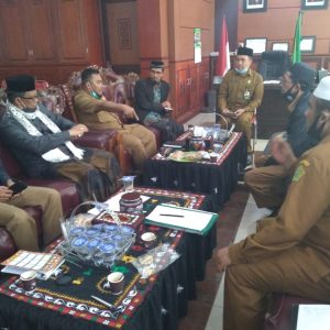 Pengurus Badan Wakaf Indonesia (BWI) Kabupaten Bener Meriah gelar rapat perdana di ruang kerja Kepala Kantor Kementerian Agama Kabupaten Bener Meriah. Selasa, 01/12/2020.