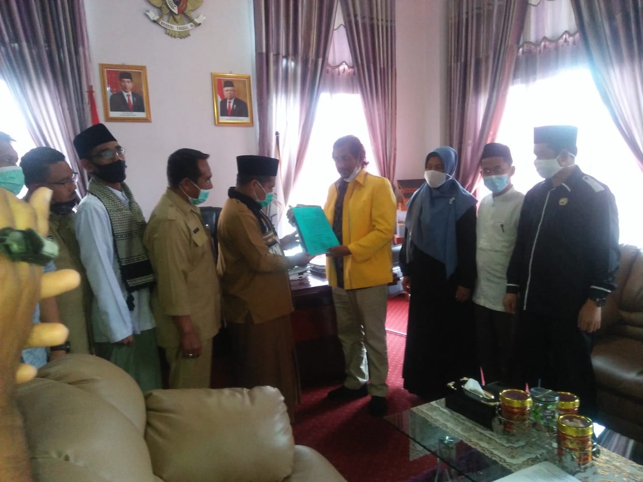 Partai pengusung Golkar, PKB, PDA, dan PKS menyerah 2 nama calon Wakil Bupati sisa masa jabatan 2017-2022 kepada Bupati Bener Meriah di ruang kerjanya, di Serule Kayu, Kecamatan Bukit. Senin Sore 07/12/2020.