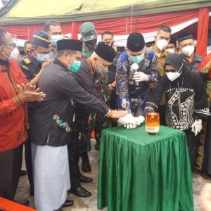 Bupati Bener Meriah Tgk. H. Sarkawi mendampingi Gubernur Provinsi Aceh Ir. Nova Iriansyah, MT saat pelepasan produk ekspor kopi gayo ke pasar global oleh Presiden Joko Widodo secara Huybrid di  Koperasi Pedagang Kopi Ketiara Kampung Umang Kecamatan Bebesen, Aceh Tengah. Kamis 03/12/2020