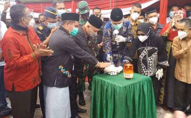 Bupati Bener Meriah Tgk. H. Sarkawi mendampingi Gubernur Provinsi Aceh Ir. Nova Iriansyah, MT saat pelepasan produk ekspor kopi gayo ke pasar global oleh Presiden Joko Widodo secara Huybrid di  Koperasi Pedagang Kopi Ketiara Kampung Umang Kecamatan Bebesen, Aceh Tengah. Kamis 03/12/2020