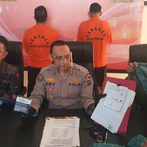 Kabid Humas Polda Aceh, Kombes Ery Apriyono bersama Wadir Krimum Polda Aceh, AKBP Wahyu Kuncoro S.I.K, M.H, Kasubdit III Jatanras Dit Reskrimum, Kompol Apriadi, S. Sos., M.M. Dalam konferensi pers terkait penipuan yang dilakukan salah satu biro perjalanan atau travel di Mapolda Aceh, Jumat (4/12/2020). Artikel ini telah tayang di serambinews.com dengan judul Polda Aceh Tahan Pemilik PT Elhanief Tour and Travel, Tak Berangkatkan 47 Calon Jamaah Umrah, https://aceh.tribunnews.com/2020/12/04/polda-aceh-tahan-pemilik-pt-elhanief-tour-and-traveltak-berangkatkan-47-calon-jamaah-umrah. Penulis: Subur Dani Editor: Taufik Hidayat