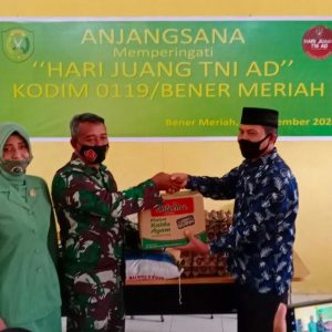 Kasdim Kodim 0119/BM Mayor Inf M. Indra Saputra menyerahkan bantuan ke SLB Timang Gajah.