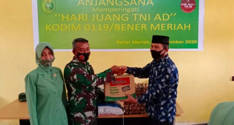 Kasdim Kodim 0119/BM Mayor Inf M. Indra Saputra menyerahkan bantuan ke SLB Timang Gajah.