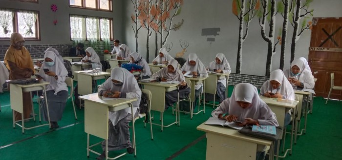 Madrasah Aliyah Negeri (MAN) 1 Bener Meriah mulai hari ini, Senin (7 Desember 2020), menyelenggarakan ujian semester ganjil tahun pelajaran 2020/2021. Senin, 7/12/2020.