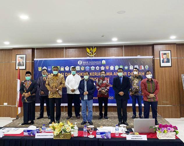 Bupati Bener Meriah Tgk. H. Sarkawi dengan sejumlah Bupati dan Walikota atau yang mewakili se-Provinsi Aceh menghadiri kegiatan yang diselenggarakan oleh Bank Indonesia Cabang Lhokseumawe Sosialisasi dan Dsikusi Kerajasama Antar daerah yang bertajuk “Sinergi Mendorong Ekonomi Dan Menjaga Kestabilan Harga” bertempat di Hotel Grand Bayu Hill - Takengon Sabtu,12/12/2020.