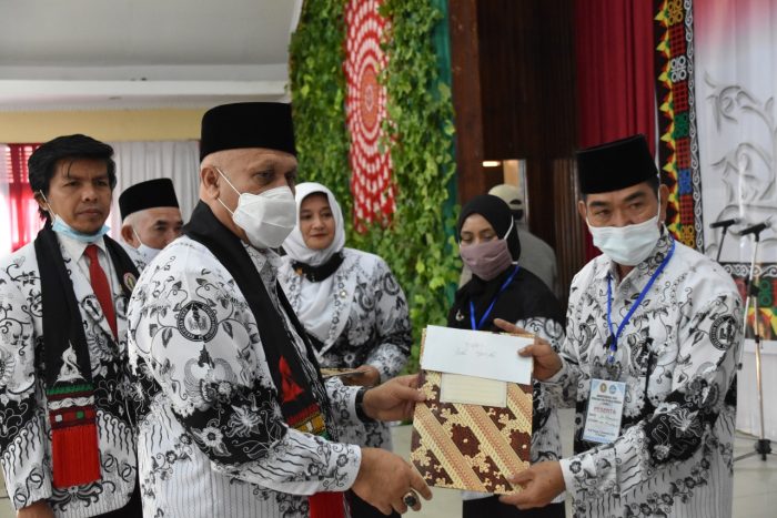 Bupati Aceh Tengah Shabela Abubakar, membuka langsung Konferensi XXII PGRI Aceh Tengah, bertempat di Gedung Olah Seni,Takengon, Sabtu (5/12/2020).