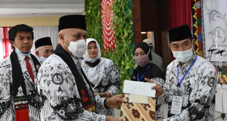 Bupati Aceh Tengah Shabela Abubakar, membuka langsung Konferensi XXII PGRI Aceh Tengah, bertempat di Gedung Olah Seni,Takengon, Sabtu (5/12/2020).