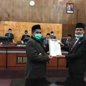 Bupati Bener Meriah Sarkawi dan Ketua DPRK M. Saleh